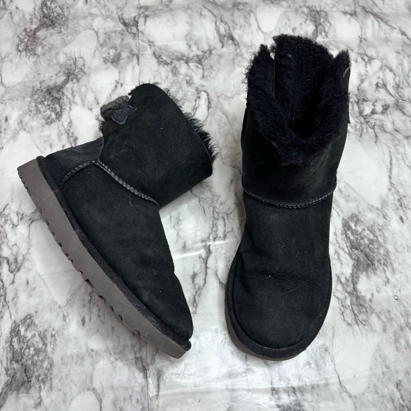 UGG WOMENS BOOTS Short SIZE 8 black bows - Picture 1 of 6